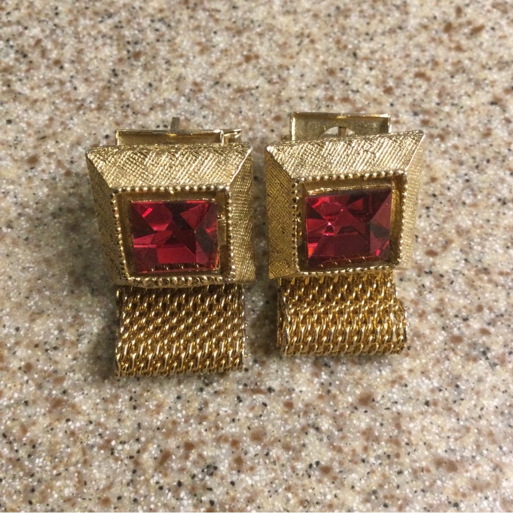 Vintage-Man’s Gold-Tone Mesh Cuff Links with Red Square Gem - Picture 2 of 4